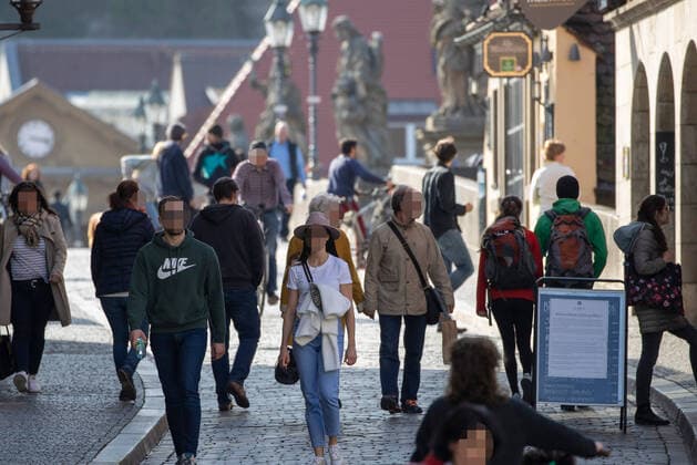 Wuerzburg, City, 27 03 2020, Coronavirus, disaster in Bavaria, exit restrictions Picture Despite exit restrictions, many people stay on the old Main bridge without keeping the minimum distance Copyright: HMBxMedia xHeikoxBecker
