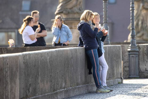 Wuerzburg, City, 27 03 2020, Coronavirus, disaster in Bavaria, exit restrictions Picture Despite exit restrictions, many people stay on the old Main bridge without keeping the minimum distance Copyright: HMBxMedia xHeikoxBecker