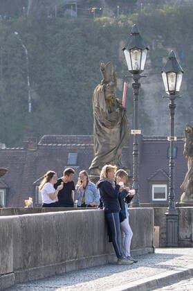 Wuerzburg, City, 27 03 2020, Coronavirus, disaster in Bavaria, exit restrictions Picture Despite exit restrictions, many people stay on the old Main bridge without keeping the minimum distance Copyright: HMBxMedia xHeikoxBecker