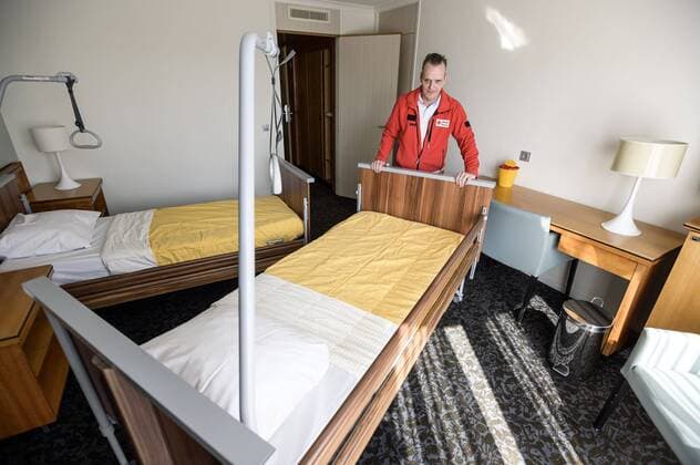 2020-03-27 12:54:07 Nederland, Roermond, 27 maart 2020 - Foto: Een kamer wordt gereed gemaakt. In de strijd tegen corona is er ook in Roermond een zorghotel geopend bij het Van der Valk concern. ANP-Hollandse Hoogte John Peters  Copyright: xx x409073146x
