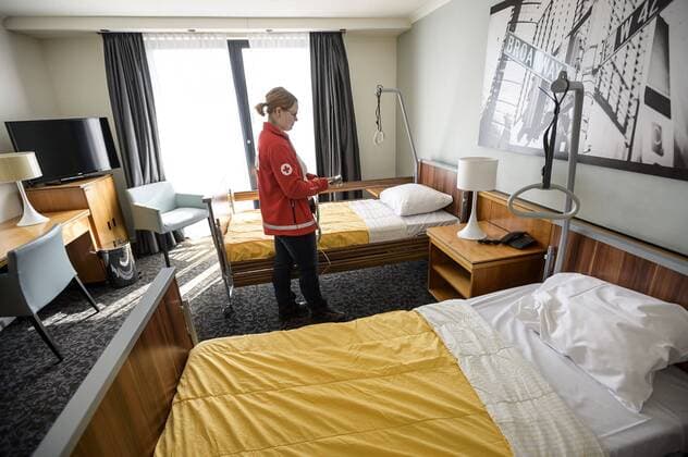 2020-03-27 12:56:35 Nederland, Roermond, 27 maart 2020 - In de strijd tegen corona is er ook in Roermond een zorghotel geopend bij het Van der Valk concern. ANP-Hollandse Hoogte John Peters  Copyright: xx x409073148x