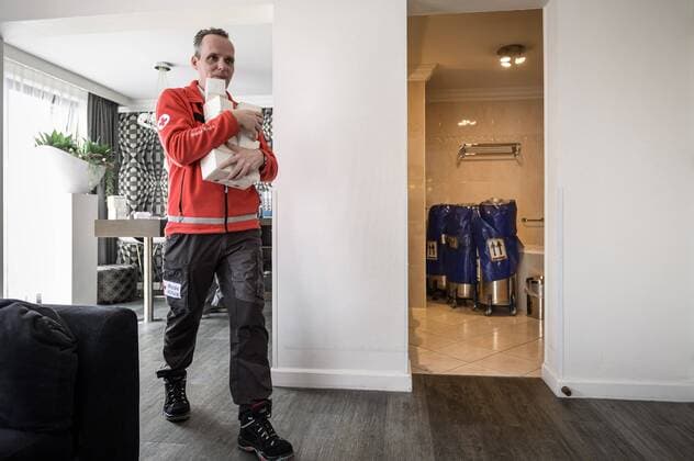 2020-03-27 13:02:19 Nederland, Roermond, 27 maart 2020 - Foto: Zuurstoftanks staan in de badkamer. In de strijd tegen corona is er ook in Roermond een zorghotel geopend bij het Van der Valk concern. ANP-Hollandse Hoogte John Peters  Copyright: xx x409073151x