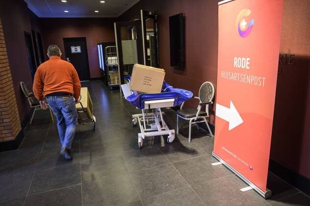2020-03-27 13:51:26 Nederland, Roermond, 27 maart 2020 - In de strijd tegen corona is er ook in Roermond een zorghotel geopend bij het Van der Valk concern. ANP-Hollandse Hoogte John Peters  Copyright: xx x409073164x