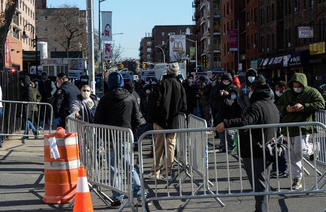 March 27, 2020, New York Queens, USA: Line front the Elmhurst Hospital Coronavirus test Center. At least 13 patients died from coronavirus over 24 hours at a New York Elmhurst Hospital . . 03 27 20. New York Queens. . New York Queens. USA - ZUMAs252 20200327_znp_s252_010 Copyright: xMarcusxSantosx