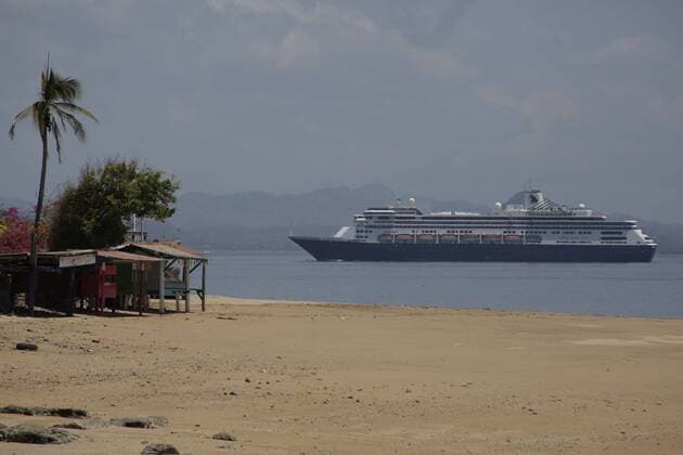 News Bilder des Tages General view of the cruise to the United States that the Panamanian authorities denied permission to transit the Canal and quarantined in Panama City, Panama, 27 March 2020. The Ministry of Health did not give permission to the cruise ship MS Zandaam to transit the Panama Canal, which maintains it in the quarantine area, said Vasquez in a virtual press conference, in which he clarified that the Health authorities have not reported that there is a confirmed case of COVID-19 on board. EFE Carlos Lemos Panama does not allow transit through the Cruise Channel and puts it in quarantine !ACHTUNG: NUR REDAKTIONELLE NUTZUNG!  Copyright: xCarlosxLemosx AME8339 20200327-637209341467706828