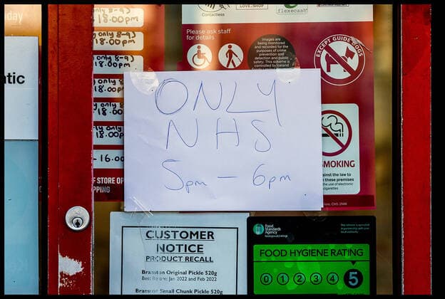 . 27 03 2020. London, United Kingdom. Social Distancing. A sign saying Only NHS on the door of an Iceland store.  xMartynxWheatleyx xi-Imagesx IIM-20963-0006