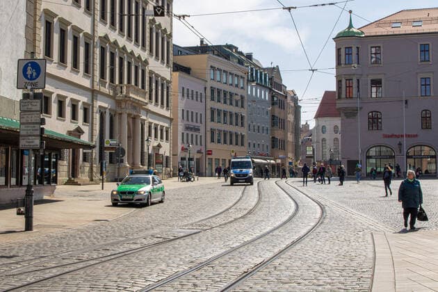 Augsburg Rathausplatz almost deserted, police patrol Impressions from the time of the curfew in the Coronavirus Pandemic in Bavaria Impressions Outside in the curfew Corona Virus