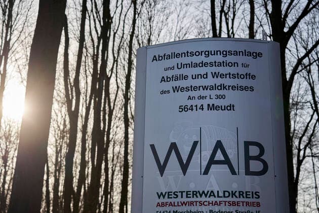 Coronavirus Meudt 27 03 2020, Rhineland-Palatinate, Meudt Outside customers, visitors, citizens currently have no access to the waste disposal site in Meudt Westerwaldkreis due to the infection prevention as a result of the corona epidemic to protect employees in a system-relevant group of employees