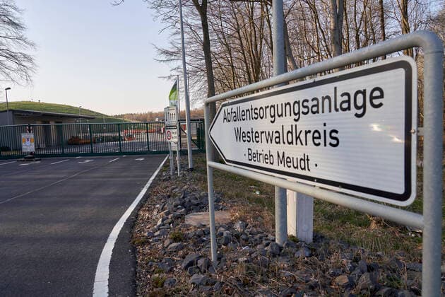 Coronavirus Meudt 27 03 2020, Rhineland-Palatinate, Meudt Outside customers, visitors, citizens currently have no access to the waste disposal site in Meudt Westerwaldkreis due to the infection prevention as a result of the corona epidemic to protect employees in a system-relevant group of employees