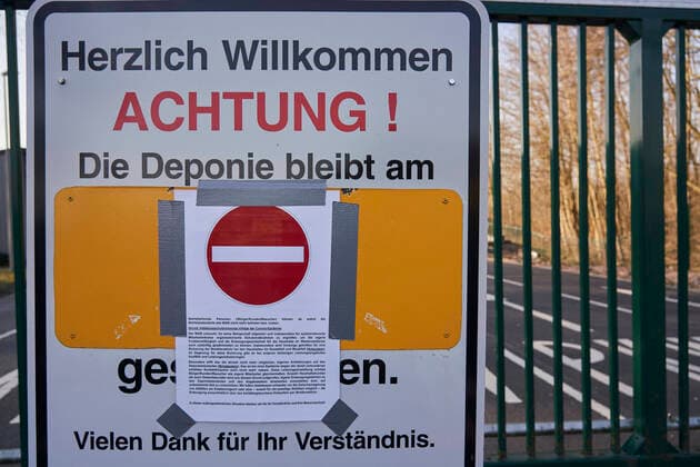 Coronavirus Meudt 27 03 2020, Rhineland-Palatinate, Meudt Outside customers, visitors, citizens currently have no access to the waste disposal site in Meudt Westerwaldkreis due to the infection prevention as a result of the corona epidemic to protect employees in a system-relevant group of employees