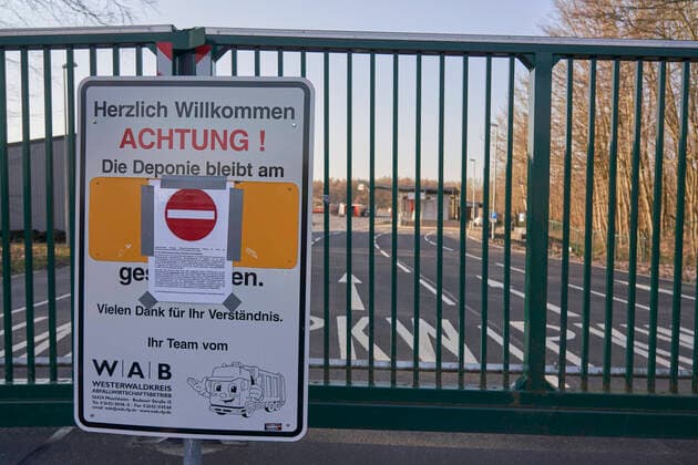 Coronavirus Meudt 27 03 2020, Rhineland-Palatinate, Meudt Outside customers, visitors, citizens currently have no access to the waste disposal site in Meudt Westerwaldkreis due to the infection prevention as a result of the corona epidemic to protect employees in a system-relevant group of employees