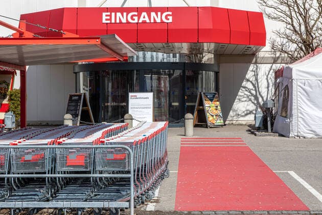 Furniture store shopping carts, empty parking spaces during corona crisis exit restriction measure impressions outside in the exit restriction Corona virus