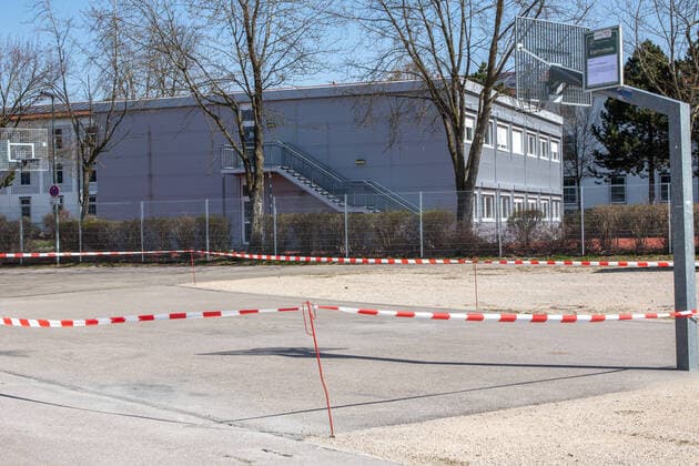 Barrier tape in front of basketball court Impressions from the time of the curfew in the coronavirus pandemic in Bavaria Impressions outside in the curfew Corona virus
