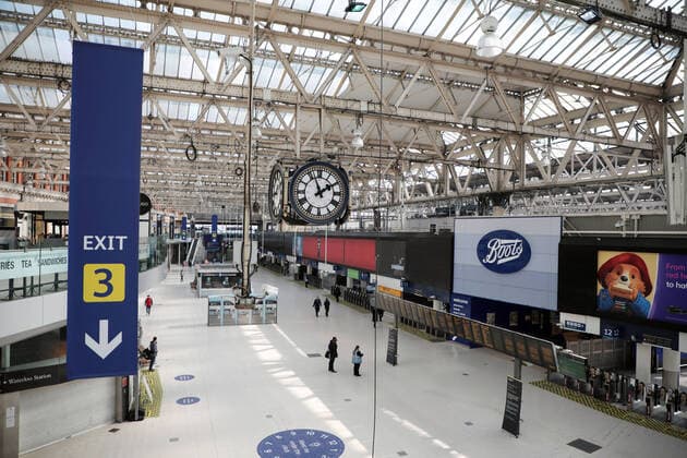 A train station in downtown London is near empty after Prime Minister Boris Johnson imposed a national lockdown from the rapidly spreading Coronavirus Pandemic, in London on Friday, March 27, 2020. Prime Minister Boris Johnson announced today that he is self-isolating after testing positive for the coronavirus.  LON2020032702 HUGOxPHILPOTT