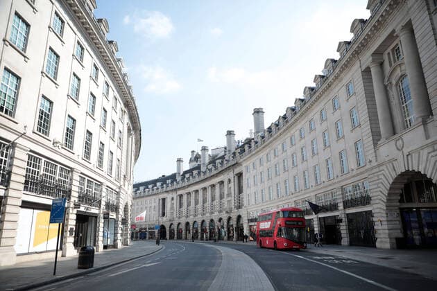 News Bilder des Tages The streets of downtown London are near empty after Prime Minister Boris Johnson imposed a national lockdown from the rapidly spreading Coronavirus Pandemic, in London on Friday, March 27, 2020. Prime Minister Boris Johnson announced today that he is self-isolating after testing positive for the coronavirus.  LON202032739 HUGOxPHILPOTT
