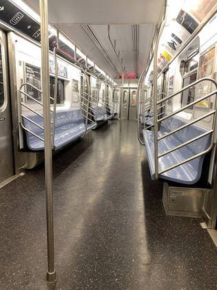 Corona Virus in New York 27 03 2020, , New York, Corona Virus in New York , in the picture Where otherwise people crowd in the subway is now a yawning void nordphotoxHasan Bratic nph00250