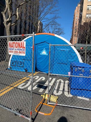Corona Virus in New York 27 03 2020, , New York, Corona Virus in New York , in the picture A mobile tent for potential sufferers has been set up in the city centre nordphotoxHasan Bratic nph00250