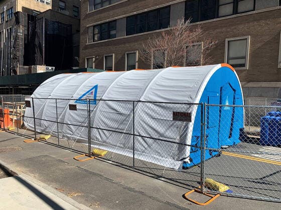 Corona Virus in New York 27 03 2020, , New York, Corona Virus in New York , in the picture A mobile tent for potential sufferers has been set up in the city centre nordphotoxHasan Bratic nph00250