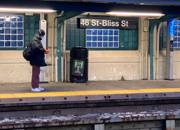 Corona Virus in New York 27 03 2020, , New York, Corona Virus in New York , in the picture A man with a breathing mask stands alone on a platform in New York nordphotoxHasan Bratic nph00250