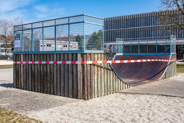 Skate facility with barrier tape Impressions from the time of the curfew in the Coronavirus Pandemic in Bavaria Impressions Outside in the curfew Corona Virus