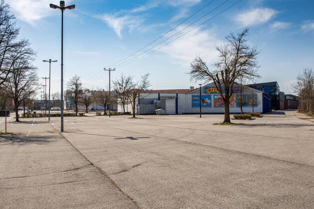 deserted parking lots without cars in front of shops Impressions from the time of the curfew in the Coronavirus Pandemic in Bavaria Impressions Outside in the curfew Corona Virus