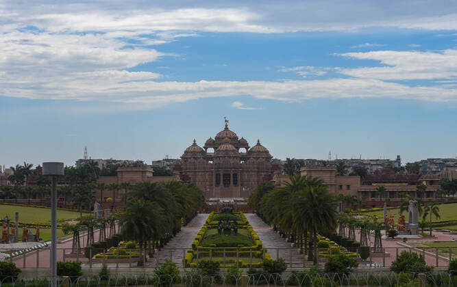NEW DELHI, INDIA - MARCH 27: A view of the Akshardham Temple on the third day of national lockdown imposed by Prime Minister Narendra Modi to curb the spread of Coronavirus COVID-19 , on March 27, 2020 in New Delhi, India. (Photo by Amal KS Hindustan Times) Hit By Lockdown, Migrant Workers Walk To Reach Homes