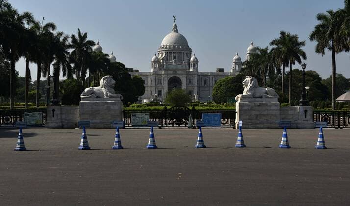 KOLKATA, INDIA - MARCH 27: A deserted view of the iconic Victoria Memorial Hall, on day 3 of the three week nationwide lockdown to check the spread of Coronavirus COVID-19 , on March 27, 2020 in Kolkata, India. (Photo by Samir Jana Hindustan Times) India Goes Into 21 Day Lockdown Due To Coronavirus COVID-19
