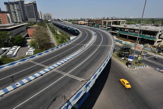 KOLKATA, INDIA - MARCH 27: A deserted view of Maa Flyover (Parama Island Flyover), on day 3 of the three week nationwide lockdown to check the spread of Coronavirus COVID-19 , on March 27, 2020 in Kolkata, India. (Photo by Samir Jana Hindustan Times) India Goes Into 21 Day Lockdown Due To Coronavirus COVID-19