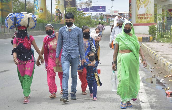 GHAZIABAD, INDIA - MARCH 27: Migrant workers head home on the third day of national lockdown imposed by Prime Minister Narendra Modi to curb the spread of Coronavirus COVID-19 , at Hapur road, on March 27, 2020 in Ghaziabad, India. (Photo by Sakib Ali Hindustan Times) Hit By Lockdown, Migrant Workers Walk To Reach Homes