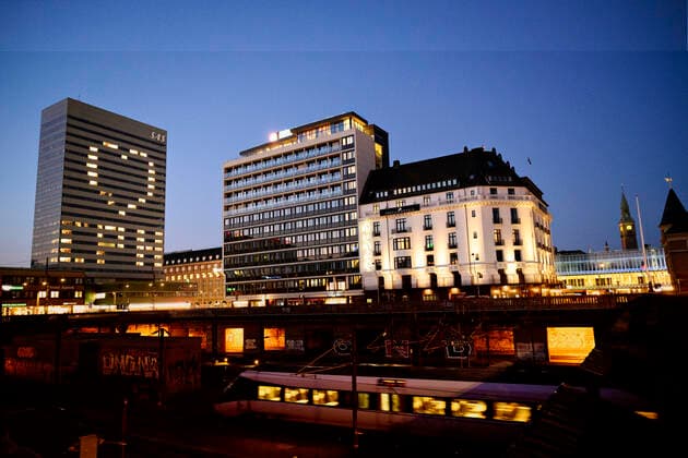 Architektur von Arne Jacobsen SAS Hotel Royal i Koebenhavn har under COVID-19 krisen taendt lys i vinduerne saa der fremstaar et hjerte og CPH fredag den 27. marts 2020.. , Copenhagen Denmark *** During the COVID 19 crisis, the SAS Hotel Royal in Copenhagen has lit candles in the windows to show a heart and CPH on Friday, March 27, 2020, Copenhagen Denmark,  Copyright: PhilipxDavali PhilipxDavalix cop109 spdk20200327-204812-L