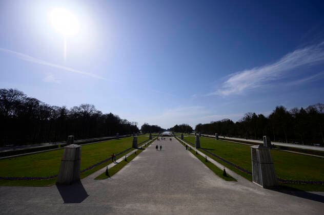 Schloss Nymphenburg some strollers and joggers in the castle park Restricted access in Bavaria due to corona pandemic Day 4, Munich on 27 03 2020
