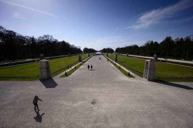 Schloss Nymphenburg some strollers and joggers in the castle park Restricted access in Bavaria due to corona pandemic Day 4, Munich on 27 03 2020