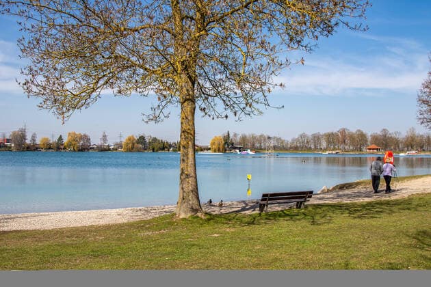 Nearly deserted, couple at sea Impressions from the time of the curfew in the Coronavirus Pandemic in Bavaria Impressions Outside in the curfew Corona Virus