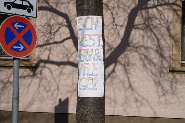 GER, NRW, Solingen, Corona Virus, effects 27 03 2020, City centre, Solingen, GER, NRW, Solingen, Corona Virus, effects, in the picture picture picture shows the citizens of Solingen thank the hospital staff and all the people who keep the system running with banners and handicrafts nordphotoxMeuter nph00351