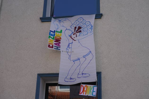 GER, NRW, Solingen, Corona Virus, effects 27 03 2020, City centre, Solingen, GER, NRW, Solingen, Corona Virus, effects, in the picture picture picture shows the citizens of Solingen thank the hospital staff and all the people who keep the system running with banners and handicrafts nordphotoxMeuter nph00351