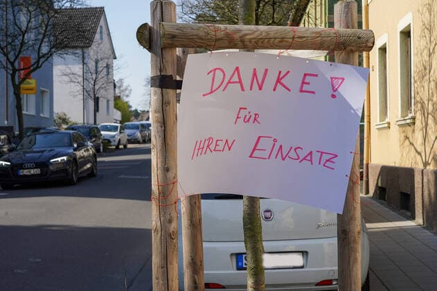 GER, NRW, Solingen, Corona Virus, effects 27 03 2020, City centre, Solingen, GER, NRW, Solingen, Corona Virus, effects, in the picture picture picture shows the citizens of Solingen thank the hospital staff and all the people who keep the system running with banners and handicrafts nordphotoxMeuter nph00351