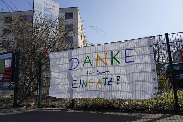 GER, NRW, Solingen, Corona Virus, effects 27 03 2020, City centre, Solingen, GER, NRW, Solingen, Corona Virus, effects, in the picture picture picture shows the citizens of Solingen thank the hospital staff and all the people who keep the system running with banners and handicrafts nordphotoxMeuter nph00351
