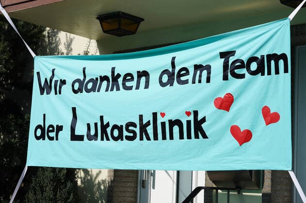 GER, NRW, Solingen, Corona Virus, effects 27 03 2020, City centre, Solingen, GER, NRW, Solingen, Corona Virus, effects, in the picture picture picture shows the citizens of Solingen thank the hospital staff and all the people who keep the system running with banners and handicrafts nordphotoxMeuter nph00351