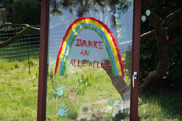 GER, NRW, Solingen, Corona Virus, effects 27 03 2020, City centre, Solingen, GER, NRW, Solingen, Corona Virus, effects, in the picture picture picture shows the citizens of Solingen thank the hospital staff and all the people who keep the system running with banners and handicrafts nordphotoxMeuter nph00351