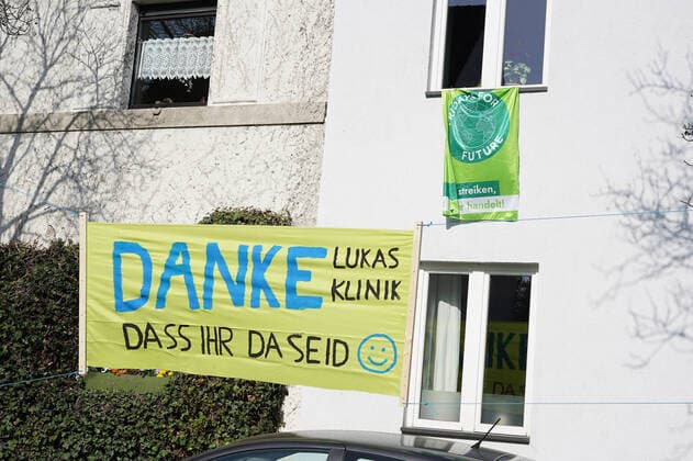 GER, NRW, Solingen, Corona Virus, effects 27 03 2020, City centre, Solingen, GER, NRW, Solingen, Corona Virus, effects, in the picture picture picture shows the citizens of Solingen thank the hospital staff and all the people who keep the system running with banners and handicrafts nordphotoxMeuter nph00351