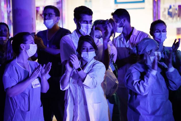 March 27, 2020, Valdemoro, MADRID, SPAIN: Illustration, Medical Staff and Police Corps thank each other for the work they do at Infanta Elena Hospital of Valdemoro, Madrid, during the second week after the Government declared the state of alarm in Spain and recommended people to stay at home to fight coronavirus COVID-19 on March 27, 2020 in Valdemoro, Madrid, Spain Valdemoro SPAIN - ZUMAa181 20200327_zaa_a181_113 Copyright: xOscarxJ.xBarrosox