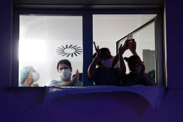 March 27, 2020, Valdemoro, MADRID, SPAIN: Illustration, Medical Staff and Police Corps thank each other for the work they do at Infanta Elena Hospital of Valdemoro, Madrid, during the second week after the Government declared the state of alarm in Spain and recommended people to stay at home to fight coronavirus COVID-19 on March 27, 2020 in Valdemoro, Madrid, Spain Valdemoro SPAIN - ZUMAa181 20200327_zaa_a181_122 Copyright: xOscarxJ.xBarrosox