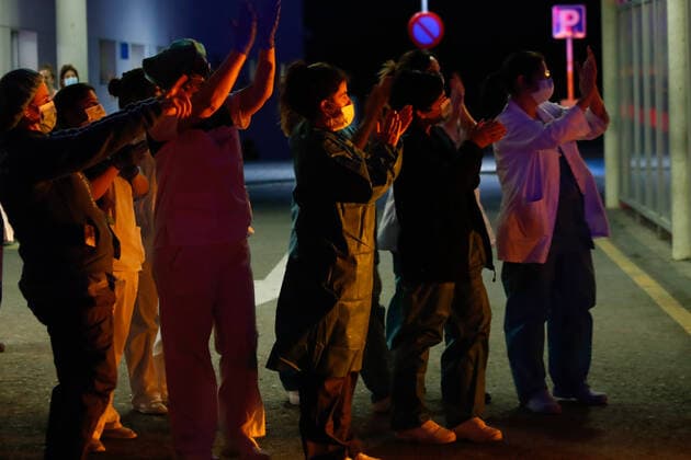 March 27, 2020, Valdemoro, MADRID, SPAIN: Illustration, Medical Staff and Police Corps thank each other for the work they do at Infanta Elena Hospital of Valdemoro, Madrid, during the second week after the Government declared the state of alarm in Spain and recommended people to stay at home to fight coronavirus COVID-19 on March 27, 2020 in Valdemoro, Madrid, Spain Valdemoro SPAIN - ZUMAa181 20200327_zaa_a181_132 Copyright: xOscarxJ.xBarrosox