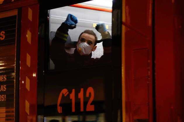 March 27, 2020, Valdemoro, MADRID, SPAIN: Illustration, Medical Staff and Police Corps thank each other for the work they do at Infanta Elena Hospital of Valdemoro, Madrid, during the second week after the Government declared the state of alarm in Spain and recommended people to stay at home to fight coronavirus COVID-19 on March 27, 2020 in Valdemoro, Madrid, Spain Valdemoro SPAIN - ZUMAa181 20200327_zaa_a181_138 Copyright: xOscarxJ.xBarrosox
