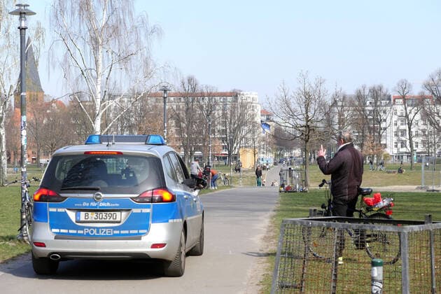 27 03 2020, Berlin Germany Corona crisis, police patrol Volkspark Friedrichshain, people enjoy the great weather and keep their distance