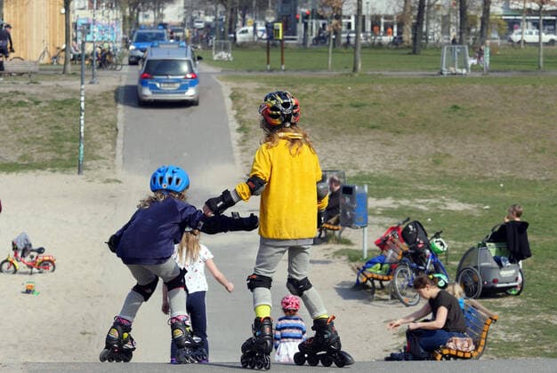 27 03 2020, Berlin Germany Corona crisis, police patrol Volkspark Friedrichshain, people enjoy the great weather and keep their distance