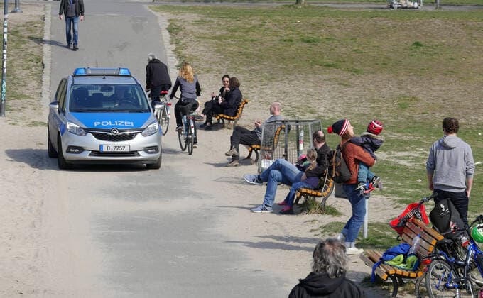 27 03 2020, Berlin Germany Corona crisis, police patrol Volkspark Friedrichshain, people enjoy the great weather and keep their distance
