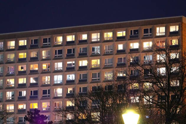 27 03 2020, Berlin Germany Corona crisis, Berlin stays at home, many windows are illuminated, people enjoy the evening at home
