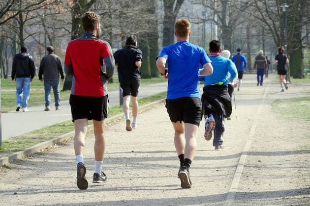 27 03 2020, Berlin Germany Volkspark Friedrichshain, Joggers enjoy the great weather and do sports in the fresh air They run away from the corona crisis