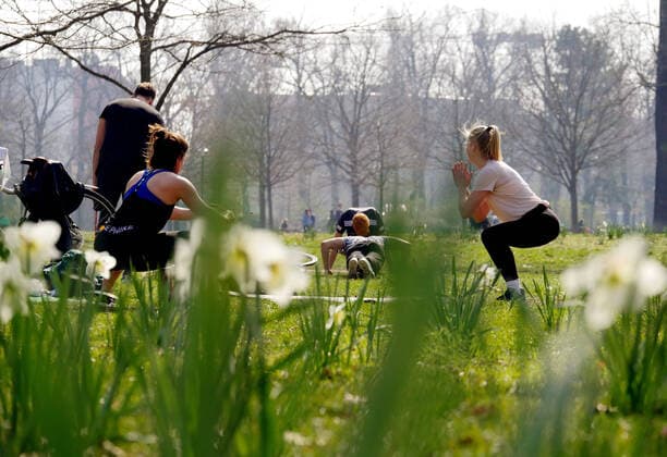 27 03 2020, Berlin Germany Corona crisis, people doing sports in the fresh air at Volkspark Friedrichshain